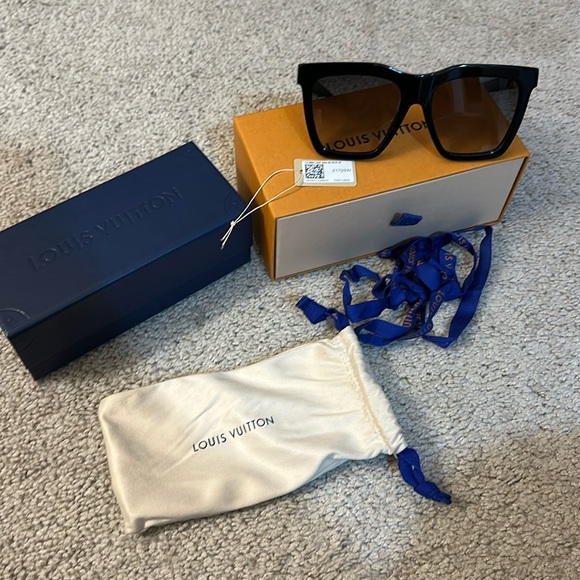 Sunglasses - Picture 1 of 7